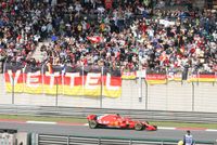 2018년 중화인민공화국 그랑프리에서 팬들을 지나치는 페텔