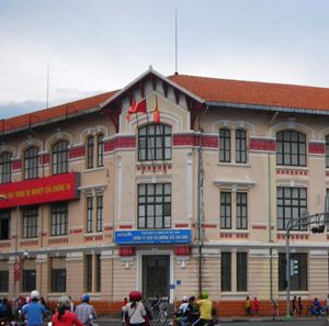 구 사이공역 앞에 위치한 식민지 시대 철도 본부, 현재는 베트남 철도 공사의 호치민시 주요 매표소이다.