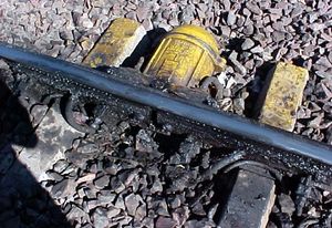 플랜지 오일러는 레일 마모를 줄이기 위해 휠 플랜지를 윤활한다.