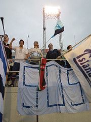 허쉬파크 스타디움에서 열린 시티 아일랜더스 대 유니온 친선 경기에 참석한 "SOS"