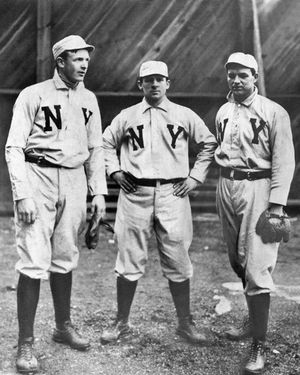 1905년의 크리스티 매튜슨, 존 맥그로, 조 맥기니티 (오른쪽)