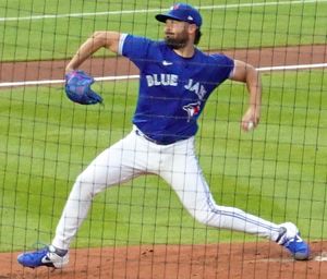 2021년 토론토 블루제이스에서 투구하는 레이
