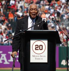 영구 결번 기념식에서의 어빈(2010년)