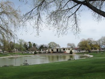 시내에 있는 애셔리폰드 공원(Ashley Pond Park)