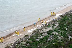 2014년 3월 27일 텍사스시티에서 기름 유출로 피해를 입은 해변을 청소하는 연방 및 지역 기관 직원들