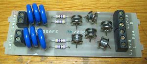 고속 작동 MOV (파란색 디스크)와 고용량 GDT (작은 은색 원통)을 결합한 전형적인 저전력 서지 보호기 회로