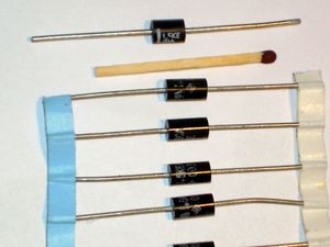 TVS 다이오드는 짧은 기간 동안 1.5kW의 피크 전력을 처리할 수 있다.