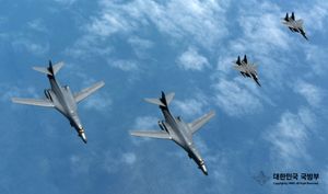 2017년 7월, 한국 공군 F-15K와 B-1B 전략폭격기. B-1B는 재래식 무장만 하며, 괌에서 2시간이면 한국에 도착한다