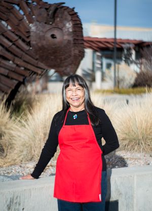 캐리타 코피(Karita Coffey) (코만치족) 교수, 도예가, 조각가, 미국 원주민 예술 연구소(Institute of American Indian Arts), 뉴멕시코주 샌타페이, 2014년