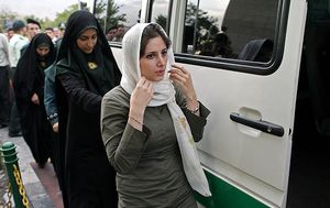 종교 경찰이 "부적절한" 히잡을 착용했다는 이유로 바낙 광장에서 한 여성을 체포하고 있다