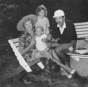 라우타바라와 그의 아내 마리아헤이디, 그리고 1961년 두 자녀