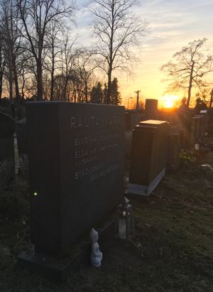 헬싱키의 히에타니에미 묘지에 있는 라우타바라의 묘