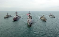 미 해군, 영국 해군, 호주 왕립 해군 구축함 및 프리깃함이 페르시아 만에서 연합 작전을 수행하고 있다.