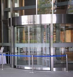 2004년 회전문에서 머리가 끼어 사망한 어린이