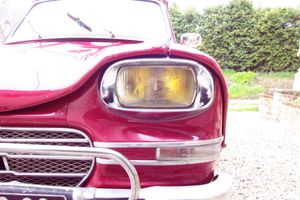 시트로엥 아미 6에 장착된 선택적 황색 전구를 사용한 사각형 전조등