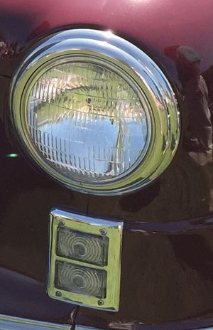 1949년 내시 600에 장착된, 하향등과 상향등을 결합하고 아래에 방향 지시등을 갖춘 미국 표준 7인치 헤드램프