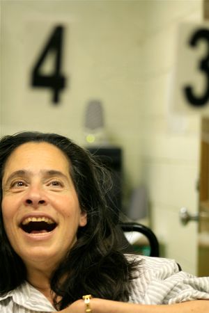 AAC 사용자가 시선 추적 의사소통 보드를 사용하여 숫자를 코딩하고 있습니다.