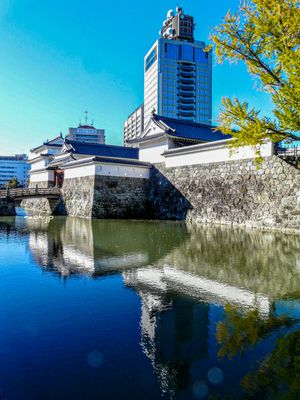 슨푸성 동어문과 시즈오카현 경찰 본부 빌딩