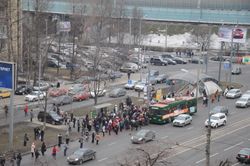 폭발 후, 지하철역 밖의 트롤리 버스와 버스정거장은 피신하는 사람들로 혼잡을 이루었다.