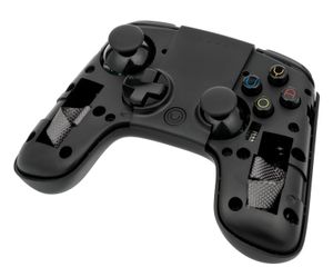 플레이트가 제거된 컨트롤러로, 배터리를 넣는 곳에서 제거하기 위한 패브릭 풀 탭이 보인다.