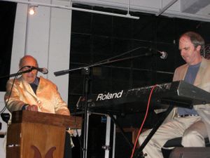 페레이가 온돌린을 연주하고 컨트리맨이 롤랜드 신디사이저를 연주하고 있다.