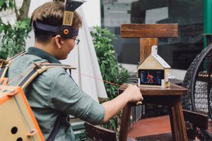 사용자가 스위치 장치(오른쪽)에서 게임과 상호 작용하기 위해 로봇 키트를 사용하고 있다.