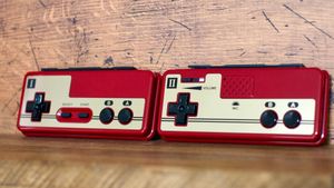 닌텐도 스위치 온라인 가입자에게 일본에서 독점적으로 출시된 닌텐도 패밀리 컴퓨터를 기반으로 한 조이콘