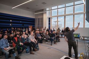 에릭 "ConcernedApe" 바로네가 Hackfort 2019에서 스타듀 밸리 개발에 대해 설명하고 있다.