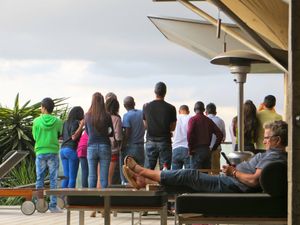 근처 호텔 지붕에 있는 구경꾼들