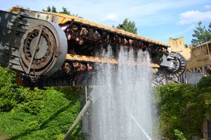 그레이터 런던의 체싱턴 월드 오브 어드벤처에 있는 라메세스 리벤지는 후스 탑 스핀 놀이기구이며, 물 요소를 특징으로 하는 최초의 놀이기구였다.