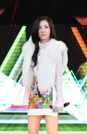 2012년 11월 캘리포니아에서 2NE1과 함께 공연하는 박산다라