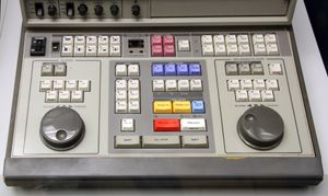 소니 편집 콘솔 BVE-600은 두 대의 연결된 U-matic 비디오 레코더를 제어한다. 이러한 어셈블리는 TV 스튜디오 등에서 전문적인 비디오 편집에 사용되었다.