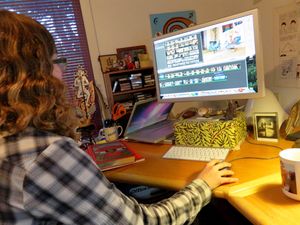 여성이 아이무비를 사용하여 비디오를 편집하고 있다