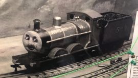 1953년 파일럿 에피소드의 유일한 생존 사진은 사용된 빨간 기관차 제임스의 모형을 묘사한다.