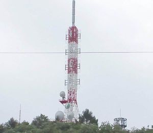 TV 이와테와 공동으로 사용하는 신산 송신소의 송신탑. 녹색으로 칠해진 부분이 FM 이와테의 안테나이다.