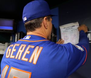 뉴욕 메츠 벤치 코치 밥 게렌이 2015년 월드 시리즈 경기 중 덕아웃에서 팀의 라인업 카드를 게시하고 있다.