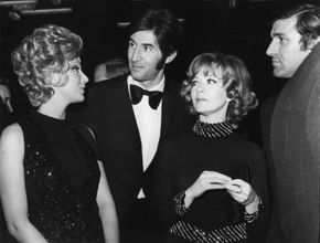 코스치나(왼쪽)와 동료 유고슬라비아 배우 류비샤 사마르지치, 밀레나 드라비치, 바타 지보이노비치, 1969년 11월 사라예보에서 열린 네레트바 전투 시사회에서