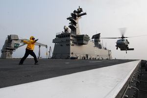 미 해군(US Navy)의 MH-60S가 독도의 비행 갑판에 착륙하고 있다.