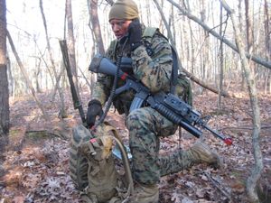 해병대 소위가 버지니아주 퀀티코에서 훈련 중 PRC 119를 작동시키고 있다.