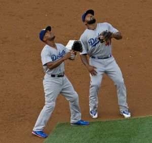 롤린스(왼쪽), 하위 켄드릭과 함께, 2015년 로스앤젤레스 다저스에서 뛰는 모습