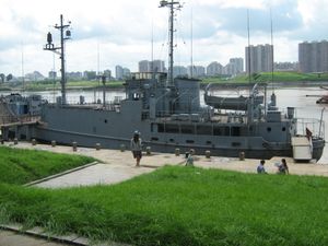 납북된 USS 푸에블로를 평양에서 관광객들이 방문