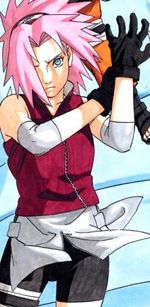 밝은 색 치마 아래 붉은 셔츠와 검은 반바지를 입은 쿠노이치