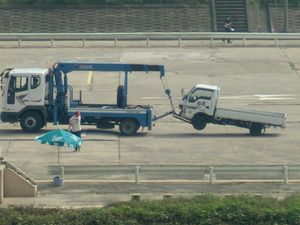 강남운전면허시험장에서의 특수면허(레커) 시험. 자동차를 들어올린 모습