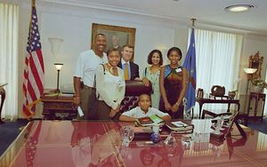 카터(왼쪽)와 그의 가족, 윌리엄 코헨과 함께 1998년 펜타곤에서