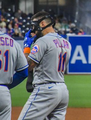 2021년 6월 19일 파드리스와의 경기에서 주루 전에 검은색 보호 마스크를 착용하는 필라