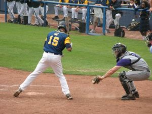 세미엔(왼쪽)이 2010년 캘리포니아에서 타격하는 모습