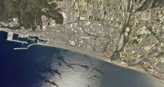 아키시 중심부 주변의 항공 사진.2013년 8월 13일에 촬영한 4장을 합성하여 제작. 국토교통성 국토지리원 [https://mapps.gsi.go.jp/ 지도・항공 사진 열람 서비스]의 항공 사진을 기반으로 제작.