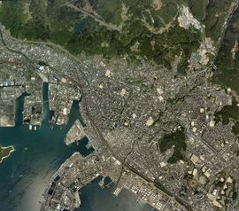 도쿠야마 지구 중심부 주변의 항공 사진.2008년 4월 21일 촬영한 27장을 합성하여 제작. 국토교통성 국토지리원 [https://mapps.gsi.go.jp/ 지도・항공 사진 열람 서비스]의 항공 사진을 기반으로 제작.