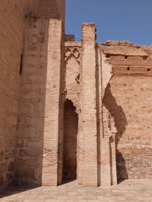 현재 첨탑 기단에 통합된 첫 번째 모스크 외부 벽의 조각