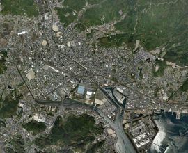 야나이시 중심부 주변의 항공 사진.2008년 5월 6일 촬영한 12장을 합성하여 제작. 국토교통성 국토지리원 [https://mapps.gsi.go.jp/ 지도・항공 사진 열람 서비스]의 항공 사진을 기반으로 제작.